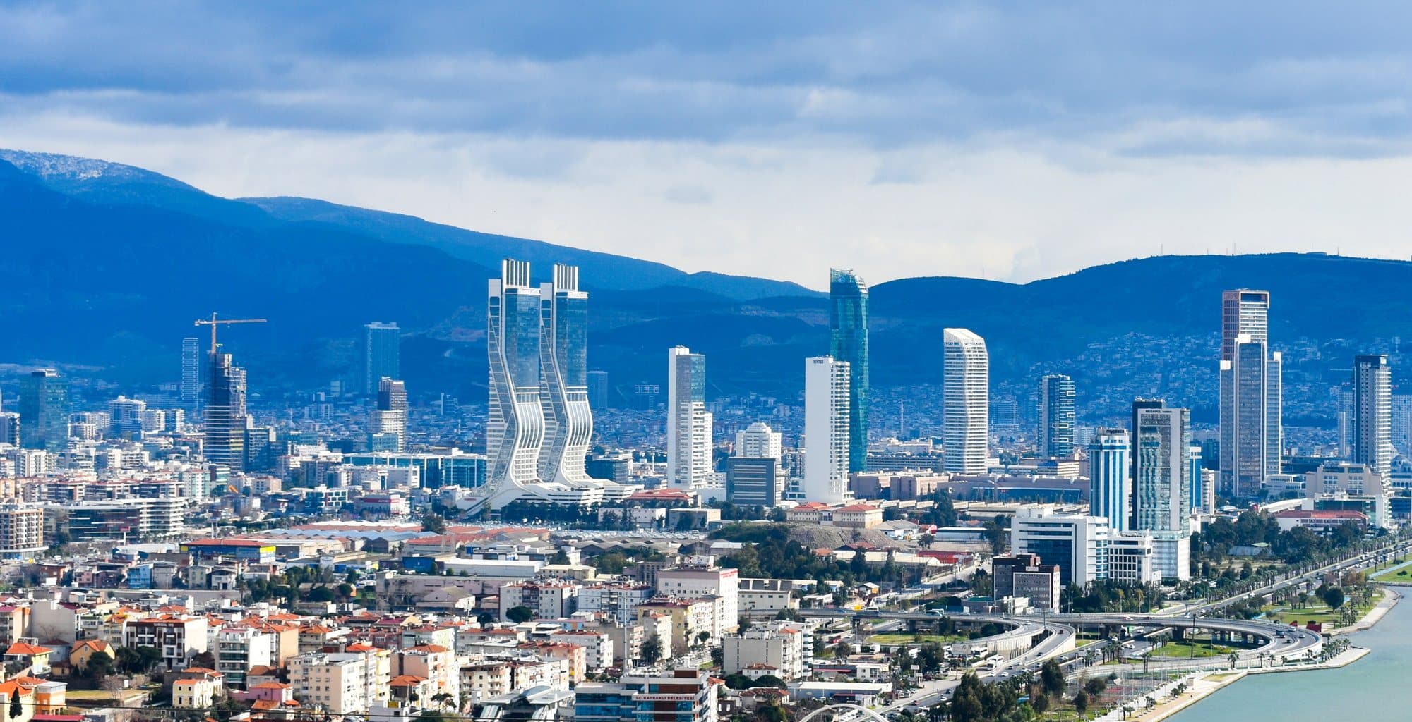 Bayraklı’daki yüksek binalar ve İzmir Körfezi
